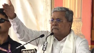 Siddaramaiah was seen pointing towards the audience and rebuking certain individuals for alleged unruly behaviour. (X)
