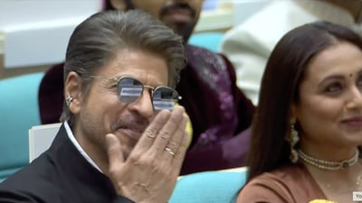 Shah Rukh Khan blows a kiss at Sanjay Jaju during the 71st National Awards ceremony. Shah Rukh Khan blows a kiss at Sanjay Jaju during the 71st National Awards ceremony.
