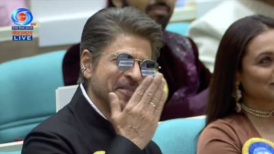 Shah Rukh Khan blows a kiss during the ceremony, Shah Rukh Khan blows a kiss during the ceremony,