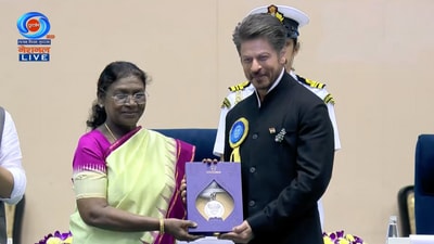 Shah Rukh Khan receives the Best Actor award for Jawan. Shah Rukh Khan receives the Best Actor award for Jawan.
