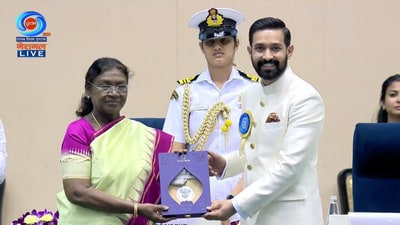 Vikrant Massey accepts the Best Actor award for 12th Fail. Vikrant Massey accepts the Best Actor award for 12th Fail.