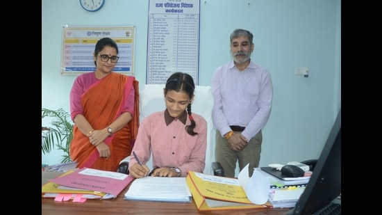 Director general of School Education Monica Rani guides Kumari Lucky Singh, a Class 7 student, who assumed the role for a day on Tuesday. (Deepak Gupta/HT)