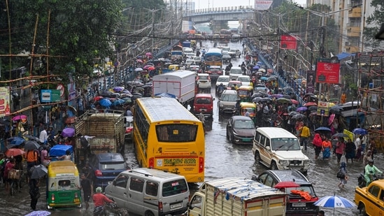 Traffic snarls in Kolkata after heavy rain lashed the city since last night, resulting in waterlogging and disruption in daily life.(Samir Jana/Hindustan Times)