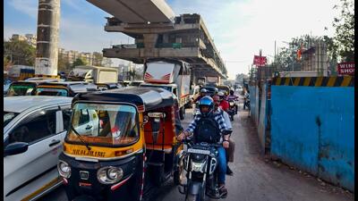 A bottleneck at Dahisar toll plaza, north bound. Bottleneck is causing daily traffic jams for commuters.due to Metro pillar construction work near Dahisar toll plaza. . (Photo by Raju Shinde/HT Photo) A bottleneck at Dahisar toll plaza, north bound. Bottleneck is causing daily traffic jams for commuters.due to Metro pillar construction work near Dahisar toll plaza. . (Photo by Raju Shinde/HT Photo)