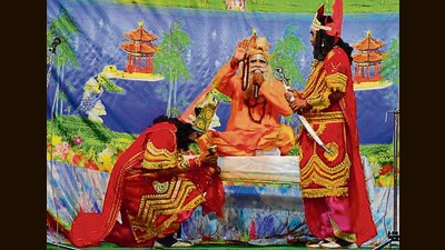 Artistes performing Ramleela in Sarabha Nagar. (Manish/HT) Artistes performing Ramleela in Sarabha Nagar. (Manish/HT)