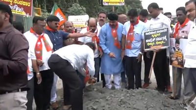 BJP MLA K. Gopalaiah and other leaders of the party stage a protest in front of Kanteerava Studios in Bengaluru. (ANI) BJP MLA K. Gopalaiah and other leaders of the party stage a protest in front of Kanteerava Studios in Bengaluru. (ANI)