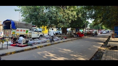 Footpaths near kisan mandi venues have been handed over to vendors in exchange for a  ₹100 fee, forcing pedestrians to battle traffic. (HT Photo)