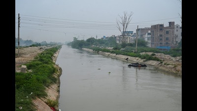 From Haiderpur to Inderlok, canal banks to be cleared of malba and silt, making way for landscaped walking tracks and open cultural venues. (Vipin Kumar/HT) From Haiderpur to Inderlok, canal banks to be cleared of malba and silt, making way for landscaped walking tracks and open cultural venues. (Vipin Kumar/HT)
