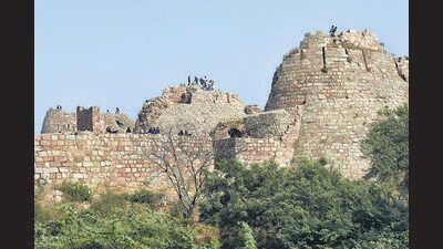 HC cites ASI report confirming illegal structures outside fort; asks panel to survey, plan evictions, and explore PM–Uday rehab scheme. (Vipin Kumar/HT PHOTO) HC cites ASI report confirming illegal structures outside fort; asks panel to survey, plan evictions, and explore PM–Uday rehab scheme. (Vipin Kumar/HT PHOTO)