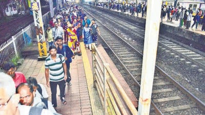 Kalyan, India - September 24 2025: At Dombivali, there is a peculiar problem where there is fencing on the platform right where the ladies compartment makes a halt which leads to issues to commuters.September 4. Pic on Wednesday day in India on 24 2025 - Story ByShashank Rao ( Photo By Pramod Tambe).