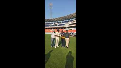 Manendra of CAG team being awarded the Player of the Match title at the New PCA Stadium in Mullanpur on Wednesday. (HT Photo) Manendra of CAG team being awarded the Player of the Match title at the New PCA Stadium in Mullanpur on Wednesday. (HT Photo)