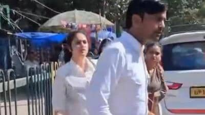 One of the purported video clips of the incident on social media, shows the cab driver aggressively pulling out a plastic pipe from the boot space of his Maruti Suzuki Ertiga and the women passengers to pay money (Video Grab/HT Photos) One of the purported video clips of the incident on social media, shows the cab driver aggressively pulling out a plastic pipe from the boot space of his Maruti Suzuki Ertiga and the women passengers to pay money (Video Grab/HT Photos)