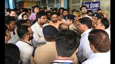 Senior police officials trying to pacify junior doctors on strike at SRN Hospital on Wednesday. (Anil Kumar Maurya/HT)