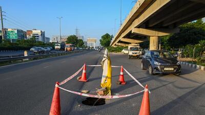 The highway officials earlier on Tuesday had barricaded the damaged portion of the road to prevent any untoward incident. (Parveen Kumar/HT) The highway officials earlier on Tuesday had barricaded the damaged portion of the road to prevent any untoward incident. (Parveen Kumar/HT)