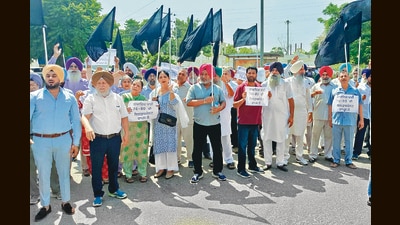 The residents affected by the steep enhancement charges protesting against GMADA and Punjab government near Sohana gurdwara on Airport Road in Mohali on Tuesday. (HT Photo) The residents affected by the steep enhancement charges protesting against GMADA and Punjab government near Sohana gurdwara on Airport Road in Mohali on Tuesday. (HT Photo)