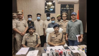 The team has been rewarded  ₹10,000 by the DCP (South) (HT Photo)