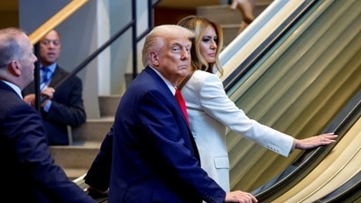 U.S. President Donald Trump and first lady Melania Trump ride an escalator as they arrive to attend the 80th United Nations General Assembly, in New York City, New York, U.S., September 23, 2025. REUTERS/Kylie Cooper  TPX IMAGES OF THE DAY (REUTERS)