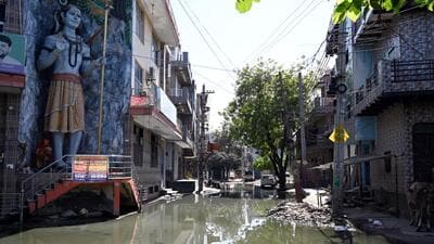 Waterlogged street in Rajendra Park Block-3 near Sector 105 in Gurugram. (Parveen Kumar/HT) Waterlogged street in Rajendra Park Block-3 near Sector 105 in Gurugram. (Parveen Kumar/HT)