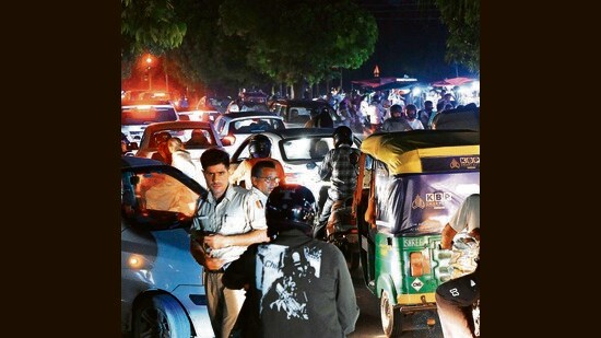 The weekly markets, meant to simplify vegetable shopping, have turned into a chaotic cocktail of traffic jams and stampedes during peak hours. (Keshav Singh/HT)