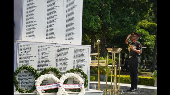 Western Command GOC-in-C Lt Gen Manoj Kumar Katiyar paying homage to the 1965 Indo-Pak War heroes during a victory ceremony held at Veer Smriti lawn, Western Command, in Chandimandir on Wednesday. (HT Photo)