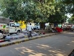 Footpaths near kisan mandi venues have been handed over to vendors in exchange for a <span class='webrupee'>₹</span>100 fee, forcing pedestrians to battle traffic. (HT Photo) Footpaths near kisan mandi venues have been handed over to vendors in exchange for a <span class='webrupee'>₹</span>100 fee, forcing pedestrians to battle traffic. (HT Photo)