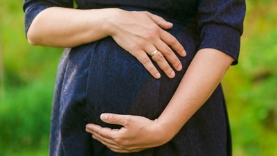 Older mothers are more likely to experience high blood pressure and preeclampsia, which can lead to complications for both the mother and the baby. (Freepik) Older mothers are more likely to experience high blood pressure and preeclampsia, which can lead to complications for both the mother and the baby. (Freepik)