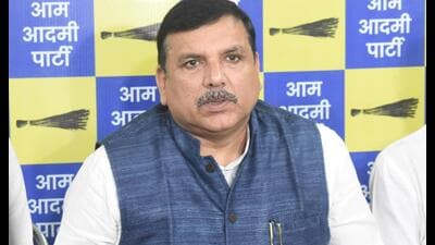 Aam Aadmi Party leader Sanjay Singh addressing a press conference in Lucknow on September 25. (HT photo)