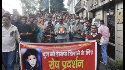 Family of Yug Gupta and locals during protest in Himachal on Thursday. (Deepak Sansta/HT) Family of Yug Gupta and locals during protest in Himachal on Thursday. (Deepak Sansta/HT)