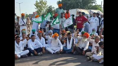 Farmers of Bhartiya Kisan Union (Charuni) protesting in Shahbad on Thursday. (HT Photo)