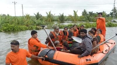 Members of National Disaster Response Force (NDRF) evacuate flood-affected people to a safer place, in Sangliwadi, Sangli district, in Maharashtra, August 10, 2019. REUTERS/Stringer (REUTERS) Members of National Disaster Response Force (NDRF) evacuate flood-affected people to a safer place, in Sangliwadi, Sangli district, in Maharashtra, August 10, 2019. REUTERS/Stringer (REUTERS)