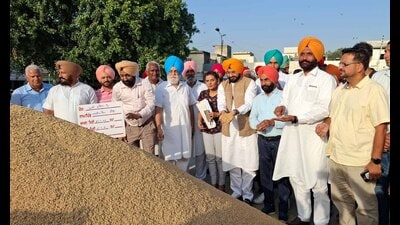 Minister Tarunpreet Singh Sond inspecting the procurement of paddy in Khanna on Thursday. (HT Photo)