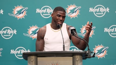 Trade rumors swirl as Tyreek Hill linked to Steelers, but Dolphins say no offers (AP)