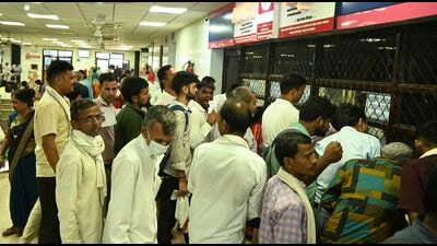 Queue of patients and their attendants at SRN Hospital on Thursday after the end of strike of junior doctors. (HT Photo) Queue of patients and their attendants at SRN Hospital on Thursday after the end of strike of junior doctors. (HT Photo)