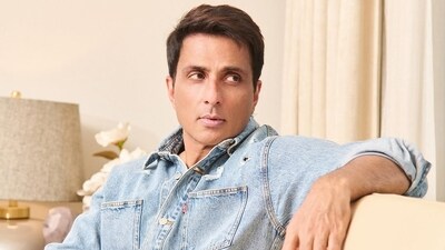 Sonu Sood left the ED office in Delhi at around 7 pm. Sonu Sood left the ED office in Delhi at around 7 pm.