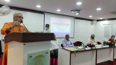 The meeting was chaired by professor Gajanan Ekbote, working president of Progressive Education Society, and brought together senior academicians, faculty members and education experts to deliberate on the reasons behind the decline in SPPU’s 2025 NIRF rankings and possible solutions. (HT PHOTO) The meeting was chaired by professor Gajanan Ekbote, working president of Progressive Education Society, and brought together senior academicians, faculty members and education experts to deliberate on the reasons behind the decline in SPPU’s 2025 NIRF rankings and possible solutions. (HT PHOTO)