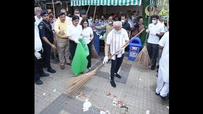 Union minister Manohar Lal Khattar during the launch of the cleanliness drive in the Sector 22 market on Thursday. (HT Photo)