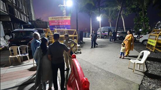 Mumbai, India - Sept. 25, 2025: Walkway connecting to Coastal Road underway and Mahalaxmi Temple closed by Mumbai Pokice for security reason at Mahalaxmi, in Mumbai, India, on Thursday, September 25, 2025. (Photo by Anshuman Poyrekar/Hindustan Times) (Anshuman Poyrekar/HT Photo)