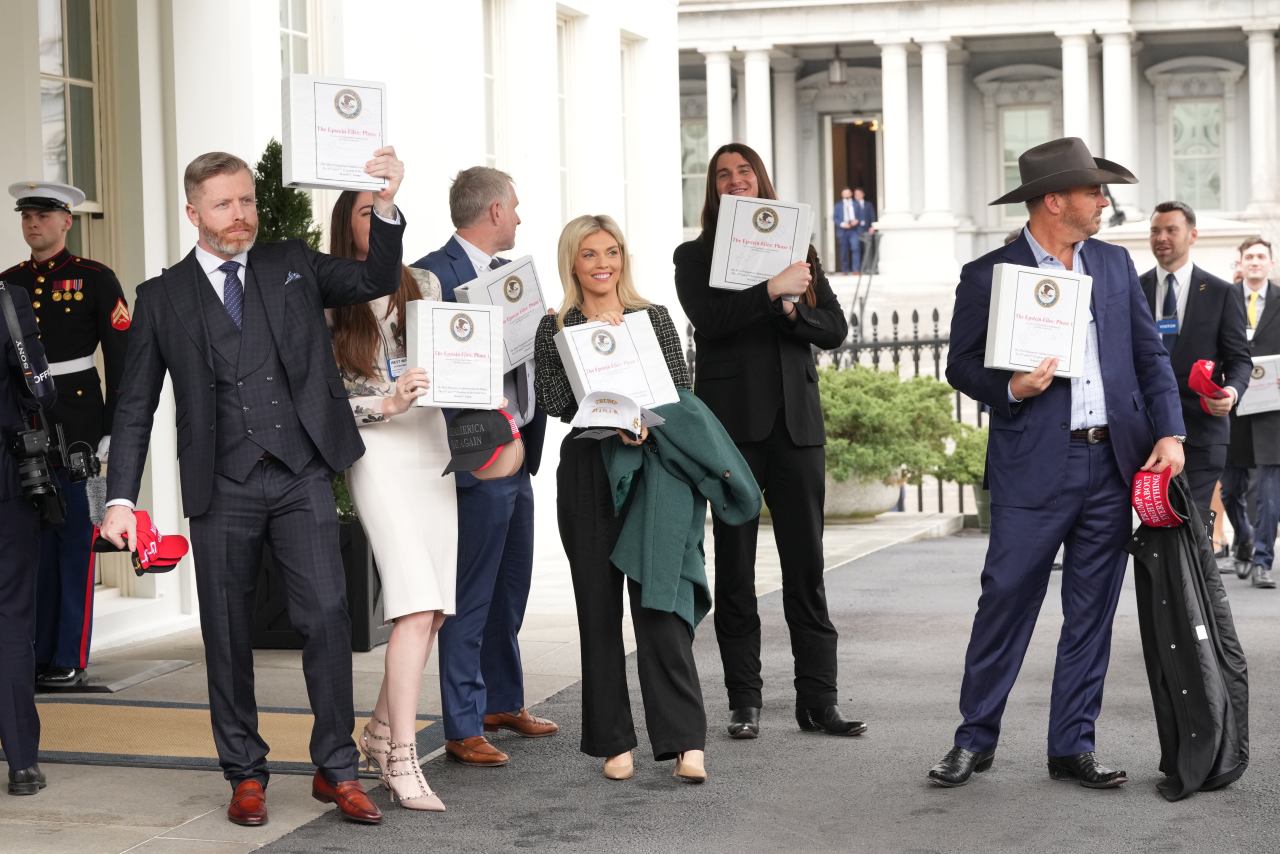 Inside the White House Struggle to Tame the Epstein Crisis Inside the White House Struggle to Tame the Epstein Crisis