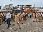 Eyewitnesses, including local fishermen, told the police that a man dressed in white shirt and black trousers was seen jumping from the Gandhari bridge at night.