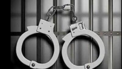 Sr PI, sub-inspector caught accepting bribe