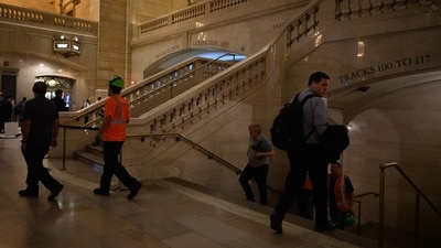 Commuters made their way through Grand Central Terminal after the power outage on September 25, 2025, in New York City. (Photo by Alexi J. Rosenfeld / GETTY IMAGES NORTH AMERICA / Getty Images via AFP) (Getty Images via AFP) Commuters made their way through Grand Central Terminal after the power outage on September 25, 2025, in New York City. (Photo by Alexi J. Rosenfeld / GETTY IMAGES NORTH AMERICA / Getty Images via AFP) (Getty Images via AFP)