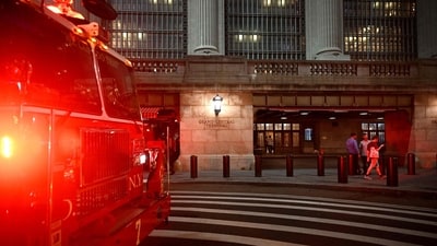 A fire truck was positioned outside Grand Central Terminal on September 25, 2025, as emergency crews responded to the power outage. (Photo by Alexi J. Rosenfeld / GETTY IMAGES NORTH AMERICA / Getty Images via AFP) (Getty Images via AFP) A fire truck was positioned outside Grand Central Terminal on September 25, 2025, as emergency crews responded to the power outage. (Photo by Alexi J. Rosenfeld / GETTY IMAGES NORTH AMERICA / Getty Images via AFP) (Getty Images via AFP)