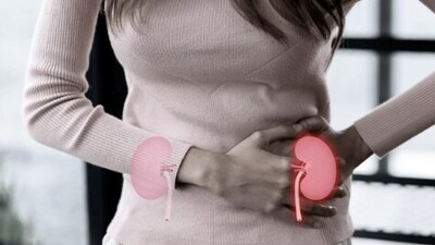 The orthopaedic surgeon warns that swelling in the feet could mean kidney damage, heart failure, or thyroid issues. (Shutterstock) The orthopaedic surgeon warns that swelling in the feet could mean kidney damage, heart failure, or thyroid issues. (Shutterstock)