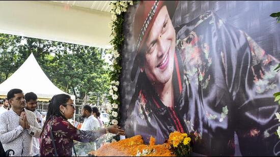 In the wake of his passing, social media platforms have transformed into archives of grief flooded with photographs, videos, concert recordings, and personal tributes. (PTI)