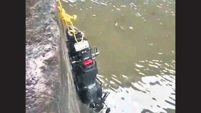 Biker dies, pillion rescued, as bike plunges into creek at Dhruvatara Jetty Biker dies, pillion rescued, as bike plunges into creek at Dhruvatara Jetty