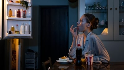 Late-night eating harms metabolism and hormones, warns Lifestyle Coach Nidhi Nahata. (Adobe Stock) Late-night eating harms metabolism and hormones, warns Lifestyle Coach Nidhi Nahata. (Adobe Stock)