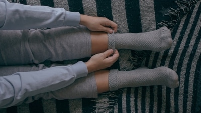 Sleep hack: Warming your feet can be a simple yet effective way to fall asleep faster. (Freepik) Sleep hack: Warming your feet can be a simple yet effective way to fall asleep faster. (Freepik)