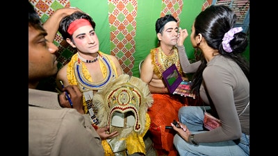 Artistes getting ready to play the roles of Ram and Lakshman in Ramlila in Sector 29, Chandigarh. (Ravi Kumar/HT) Artistes getting ready to play the roles of Ram and Lakshman in Ramlila in Sector 29, Chandigarh. (Ravi Kumar/HT)