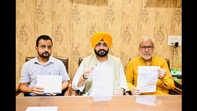 Punjab cabinet minister Tarunpreet Singh Sond addressing mediapersons in Ludhiana on Saturday. (HT photo) Punjab cabinet minister Tarunpreet Singh Sond addressing mediapersons in Ludhiana on Saturday. (HT photo)