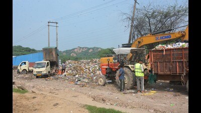 The Jhuriwala dumping site has raised the hackles of the National Highways Authority of India (NHAI) which blamed it for the traffic chaos on the Panchkula-Yamunanagar highway. (Sant Arora/HT)